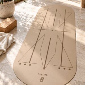 Die VA·RU-Yogamatte in Sand von oben: Ausrichtungslinien und Logo im bestätigten Design.
