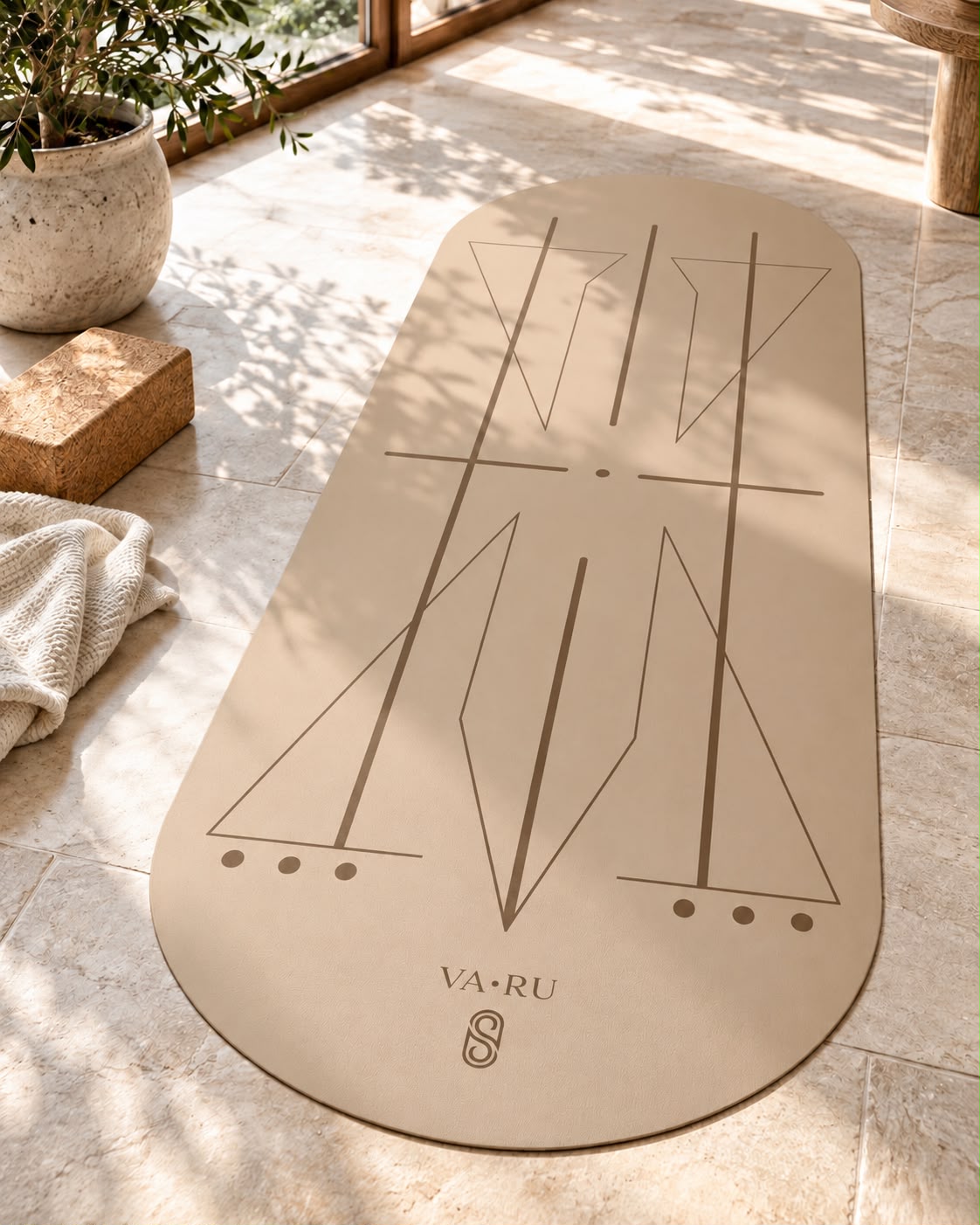 Die VA·RU-Yogamatte in Sand von oben: Ausrichtungslinien und Logo im bestätigten Design.